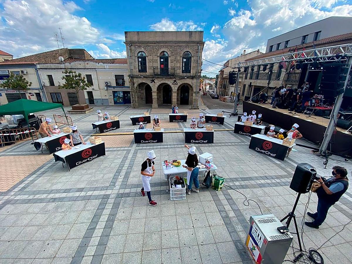 La plaza de España de Vitigudino, con animación