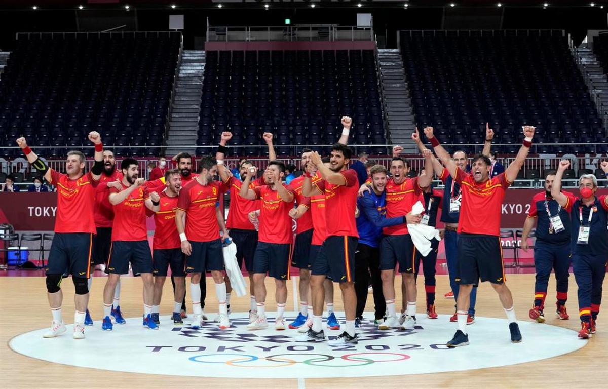 La selección española de balonmano celebra su medalla de bronce