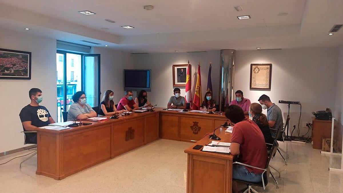 Un momento de la sesión plenaria celebrada ayer en el Consistorio peñarandino.