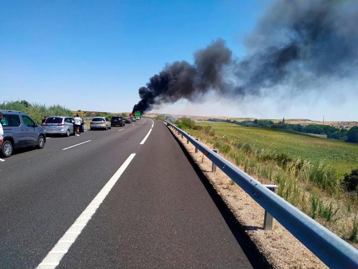 El incendio de un camión provoca grandes retenciones en la autovía hacia Valladolid