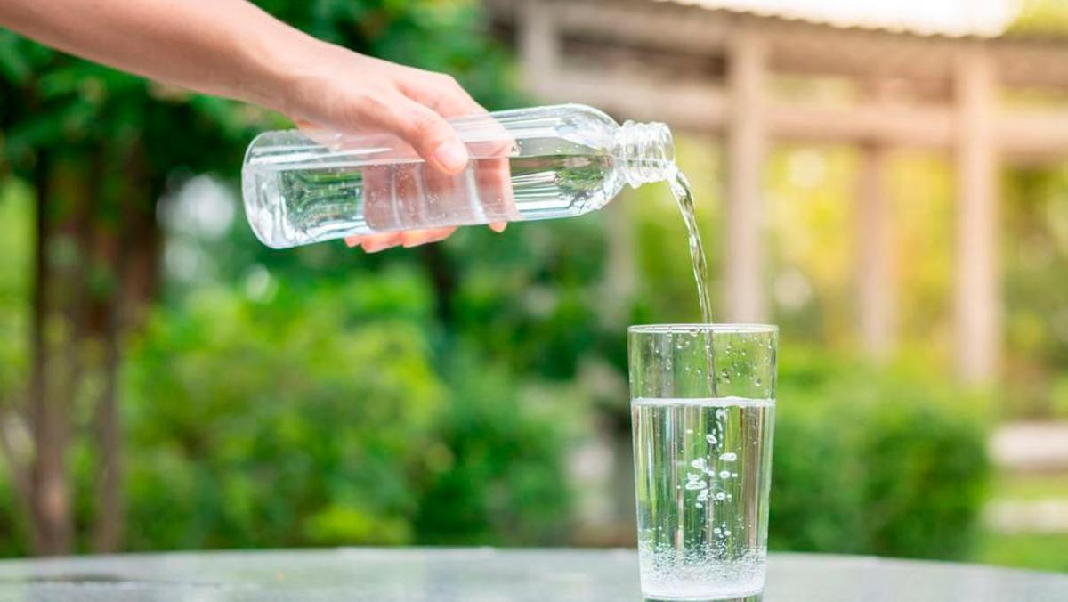 La importancia de beber agua en verano.