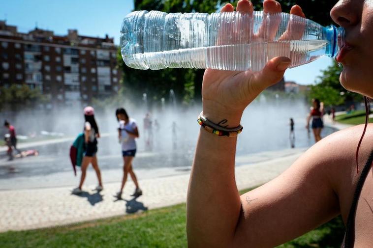 Los colectivos con un mayor riesgo de sufrir los efectos del calor son las personas mayores, las mujeres gestantes, los lactantes y menores de 4 años, entre otros.