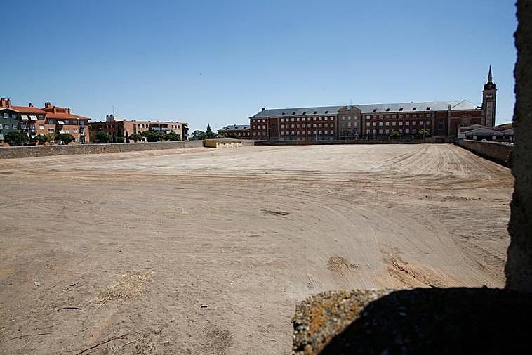 El campo de fútbol de Puente Ladrillo tras ser allanado por las máquinas para los futuros conciertos que albergará.