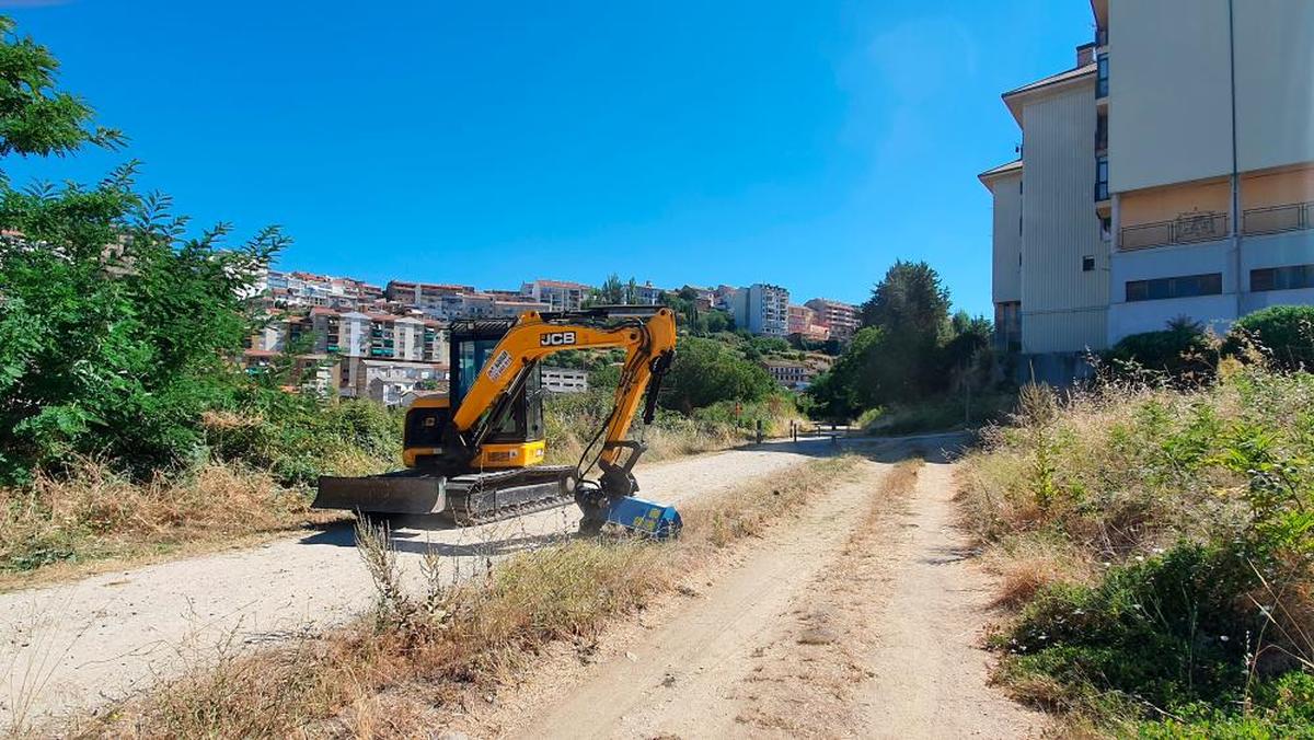 Una máquina específica para desbroces limpia ya el Camino Natural “Vía de la Plata” a su paso por Béjar.