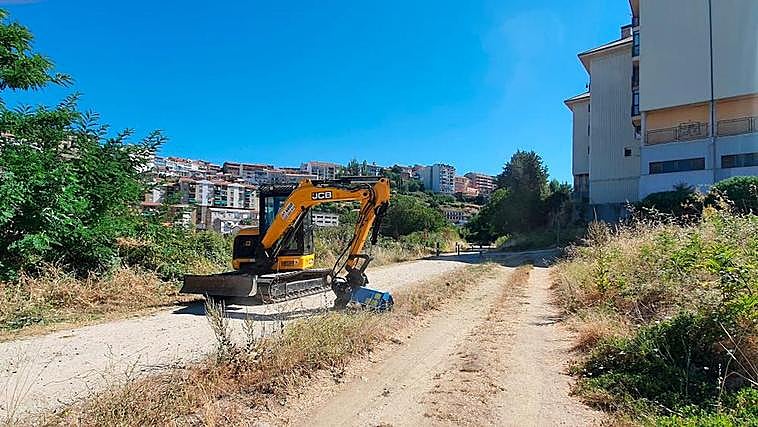 Una máquina específica para desbroces limpia ya el Camino Natural “Vía de la Plata” a su paso por Béjar.