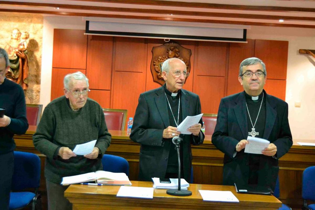 Luis Argüello (derecha) visitó el Consejo Presbiteral de Ciudad Rodrigo en 2019.