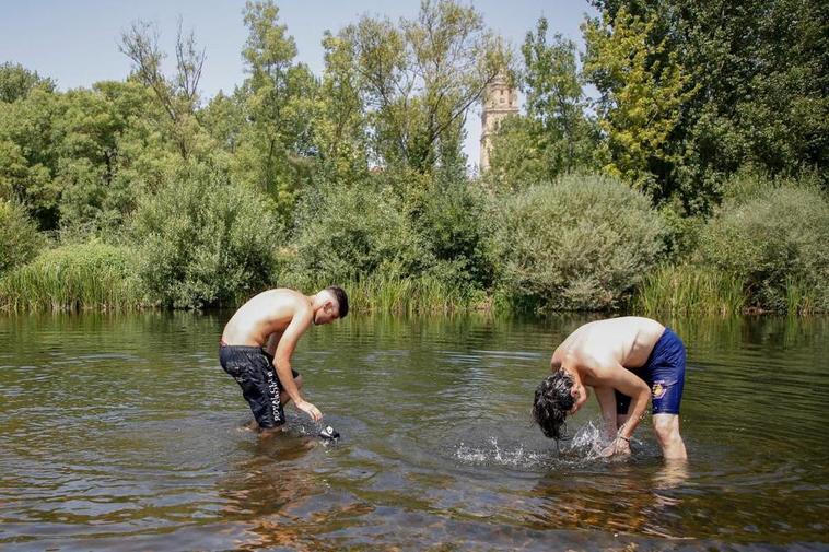 Dos jóvenes se refrescan en el río Tormes