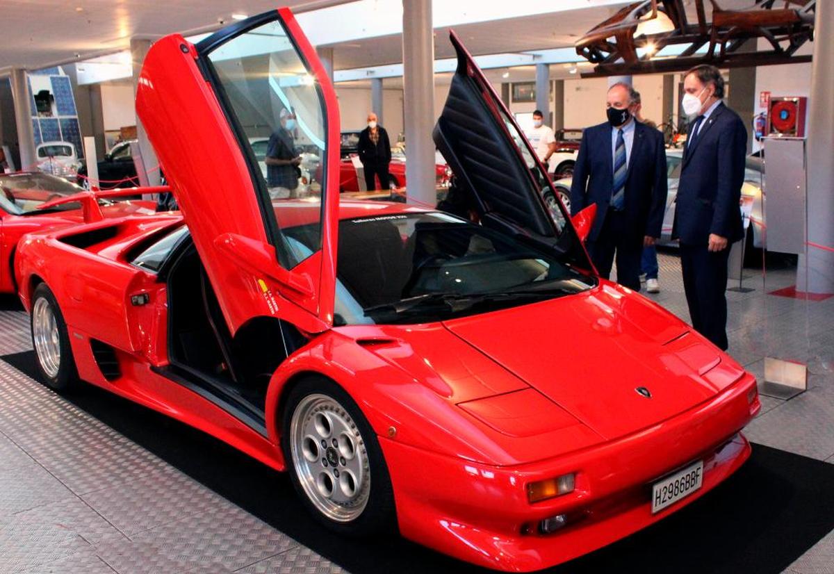 Lamborghini Diablo (1991). Fue impulsado por Ferruccio Lamborghini en el año 1963. Posee una potencia de 485 CV y alcanza 325 km/h.