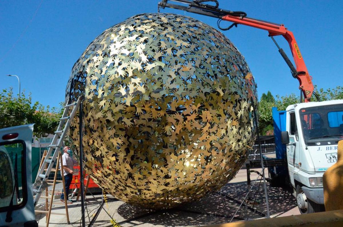 Sol colaborativo de Ciudad Rodrigo, ya instalado en el Árbol Gordo de La Glorieta