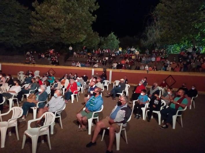 Los vecinos de Linares disfrutaron en la plaza de toros de varias actuaciones, entre ellas la de Mayalde.