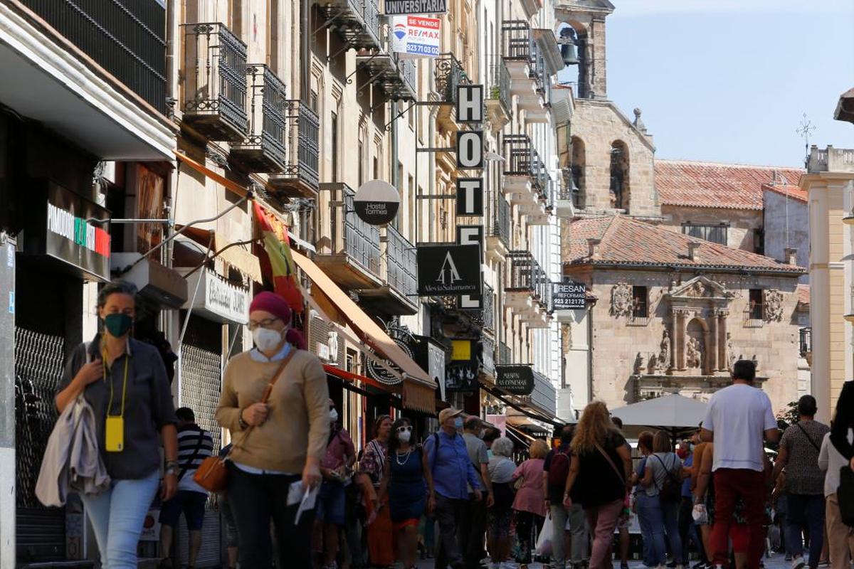 Decenas de rótulos con los diseños más variopintos en un pequeño tramo de la Rúa.