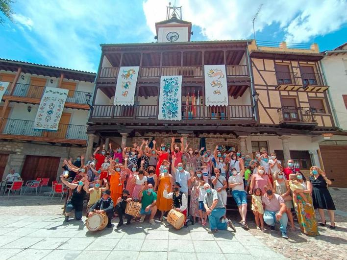 CONCURSO ‘Así somos en mi pueblo’: San Esteban de la Sierra ensalza el bordado serrano