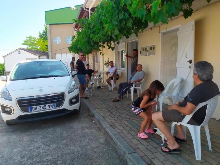 Grupo de “franceses” de Cristóbal al fresco de la parra. Tres casas seguidas están habitadas por ellos.