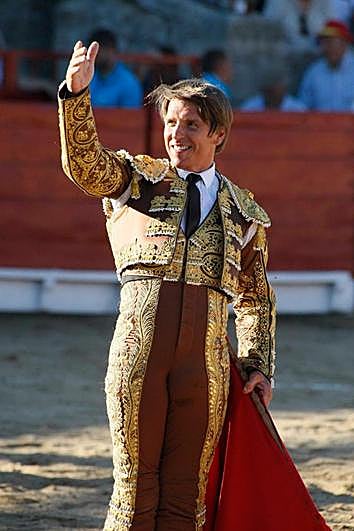 El Cordobés saluda muleta en mano.