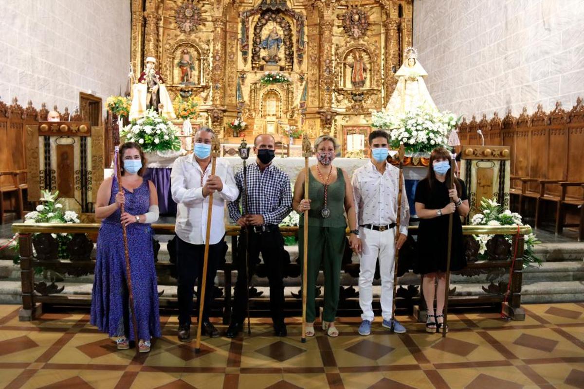 Los mayordomos del año pasado posan con las imágenes de San Roque y la Virgen de la Encina. | TRISOL