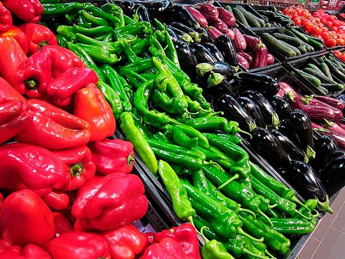 Alimentos en un lineal de supermercado.