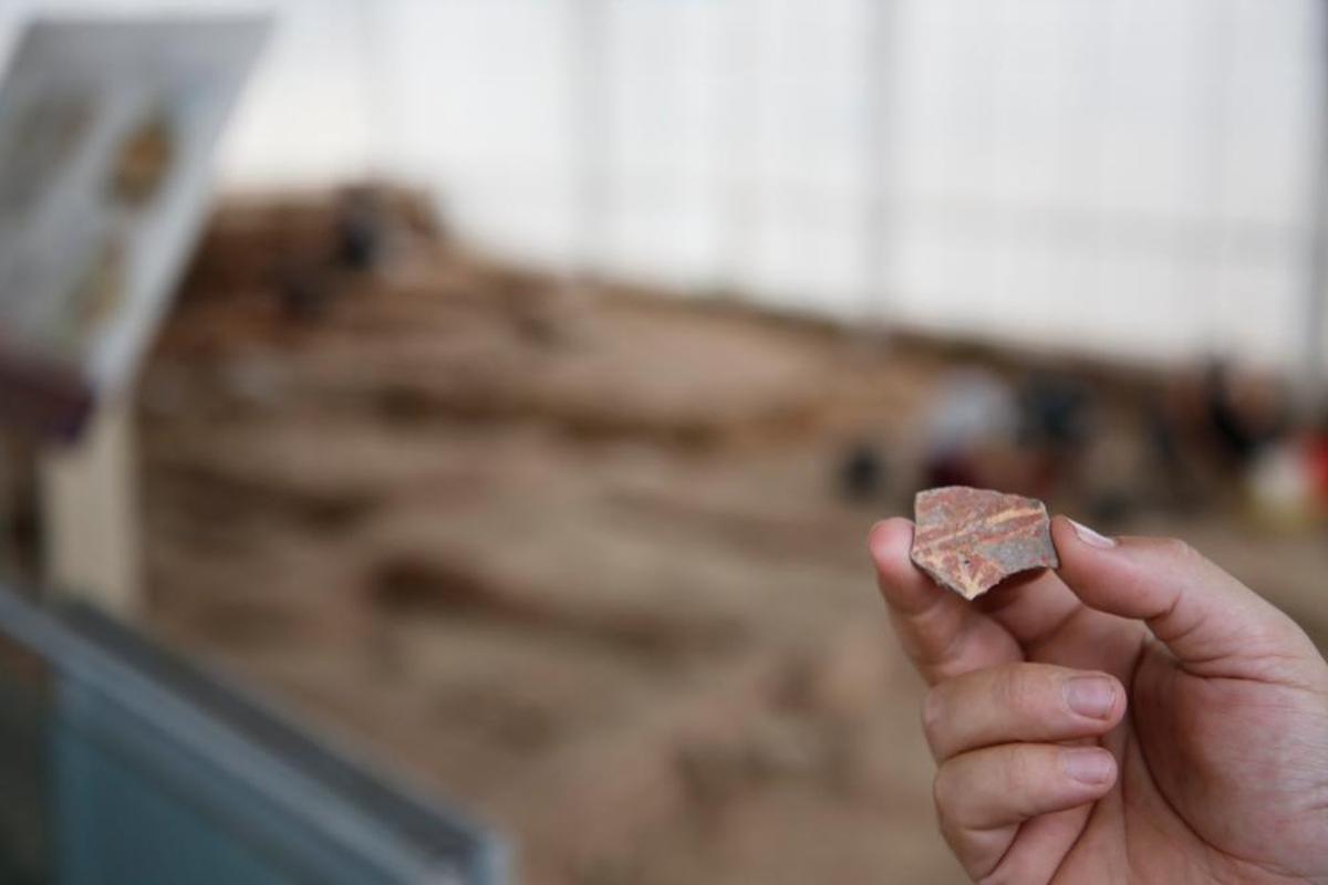 Un fragmento de cerámica hallado durante la reciente excavación.