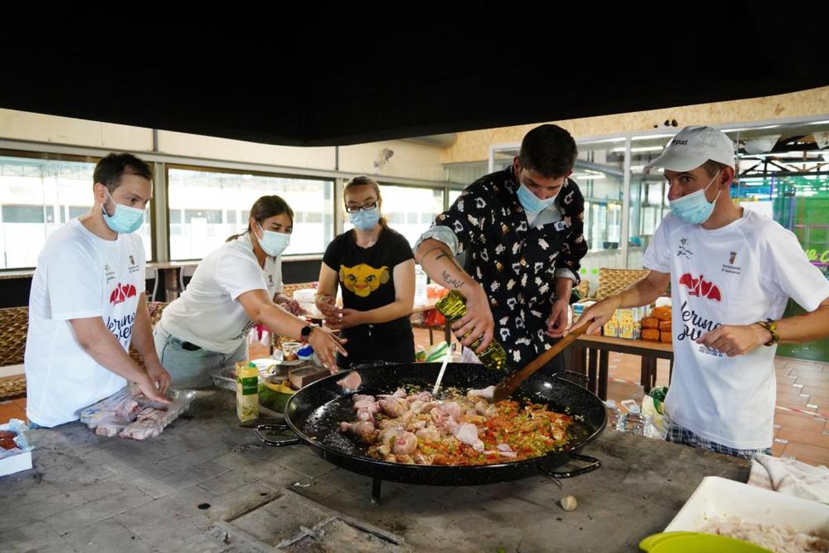 Jóvenes y monitores de Aviva preparan una paella para despedir la semicolonia de verano.