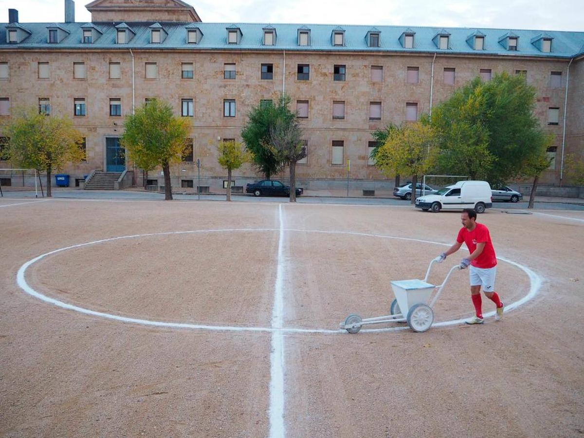 Javier Pino, coordinador del San Agustín, realizando el círculo central para los partidos de la base con la máquina de encalar.