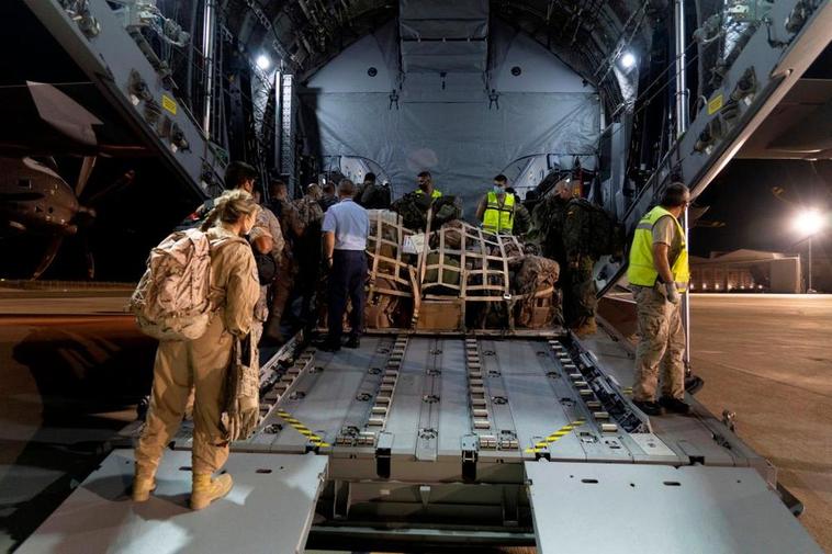 Militares se preparan para subir a uno de los dos aviones A400M de las Fuerzas Armadas antes del despegue en la base de Zaragoza rumbo a Dubái.