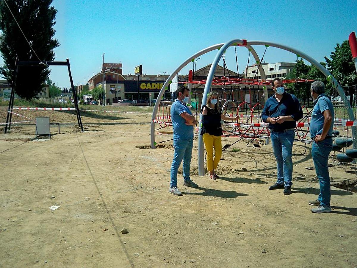 La edil Marta Labrador, y el regidor, David Mingo, visitaron la obra del nuevo parque infantil en La Fontana.