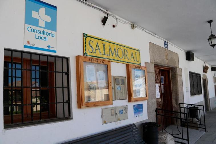 Fachada del consultorio médico y Ayuntamiento de Salmoral.