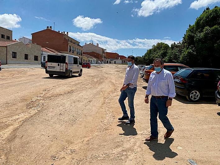 El regidor, Ángel Peralvo y el edil de Urbanismo, Víctor Zato.