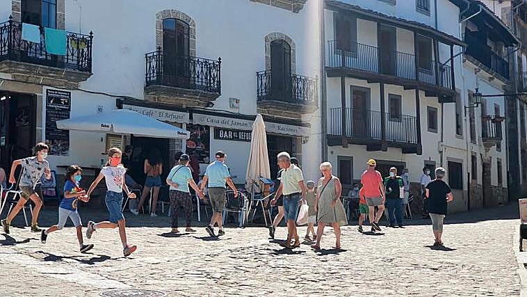 Una gran afluencia de público en las calles principales de Candelario.