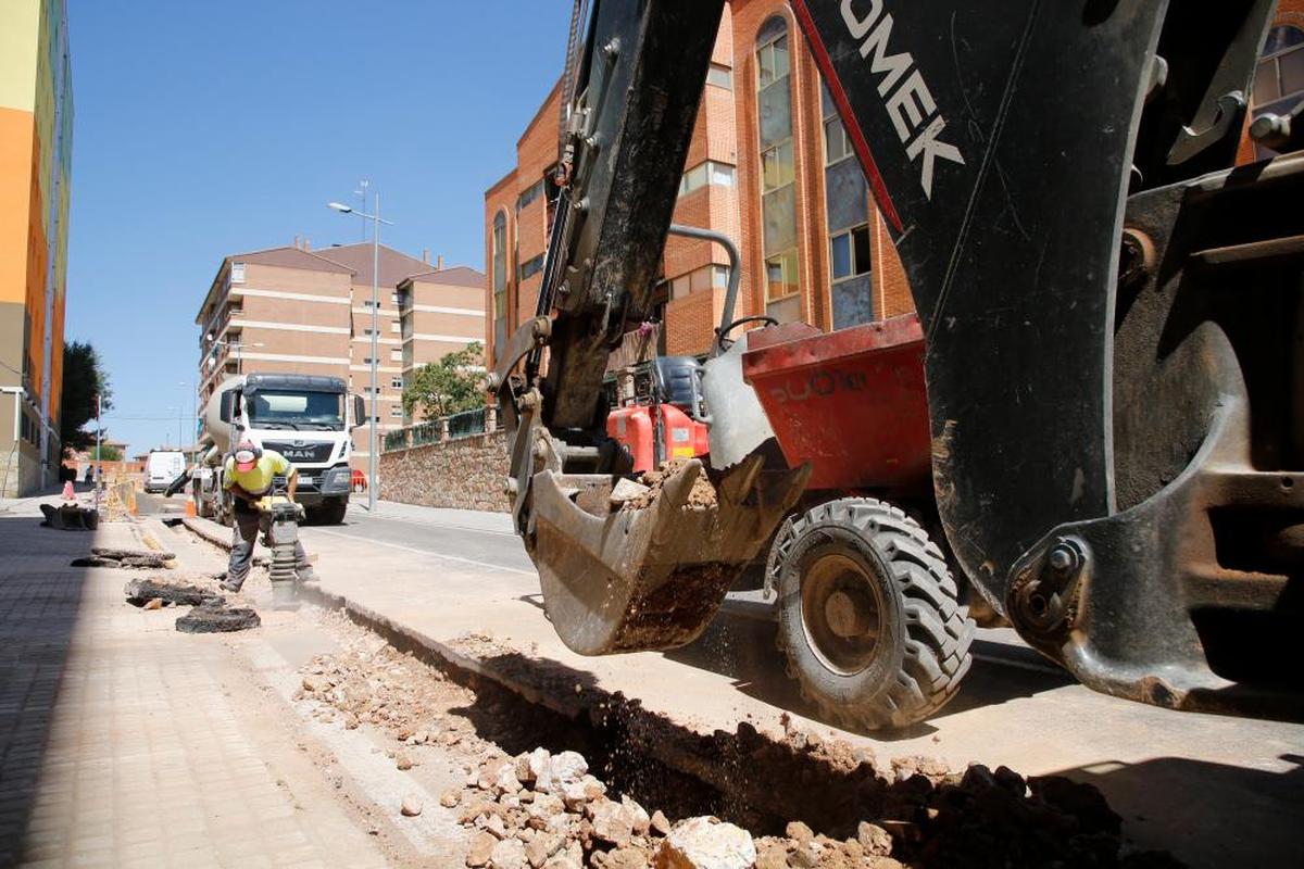 Ejecución de las obras de renovación de redes en la calle Maestro Guridi, en San José.