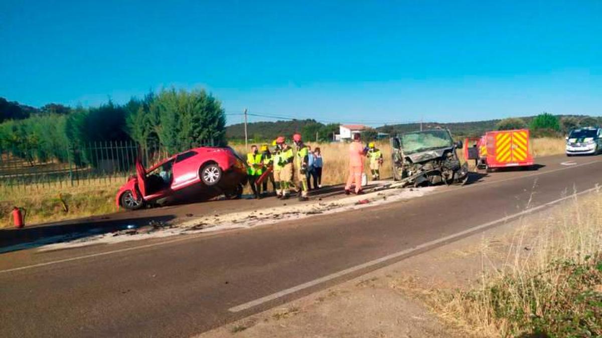 Servicios de emergencia junto a los vehículos implicados en el accidente.