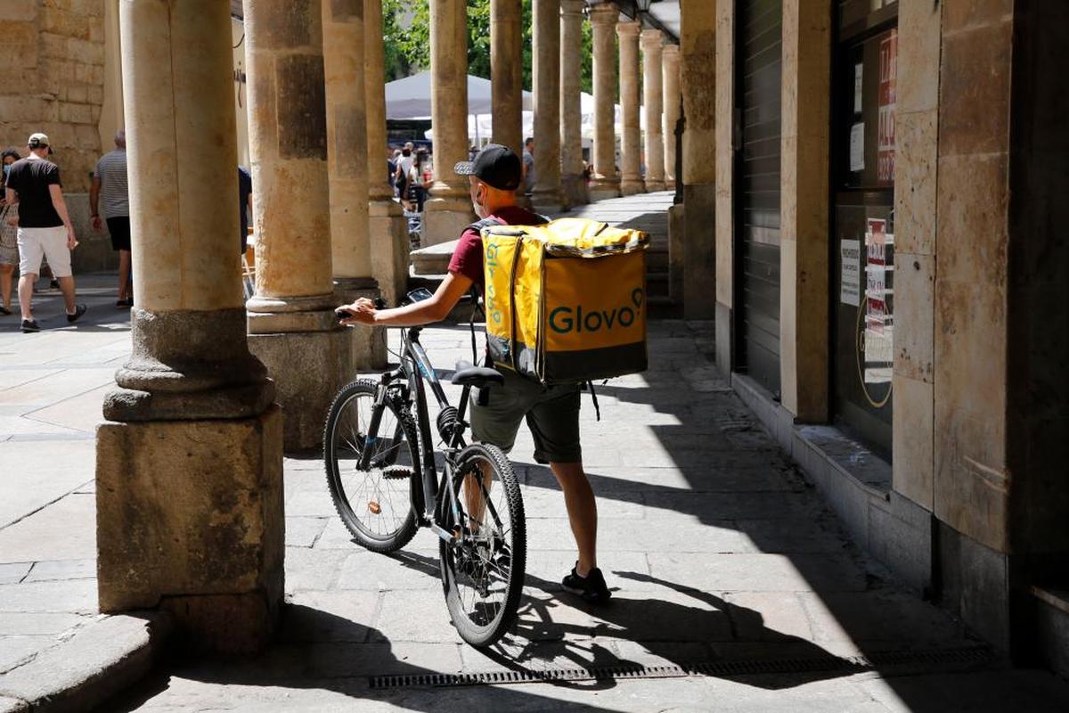 Un ‘rider’ espera en la plaza del Corrillo por un pedido.