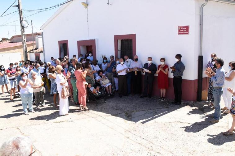 Familiares, amigos y vecinos durante el descubrimiento de la placa en la plaza de Luis Fernando Mateos.