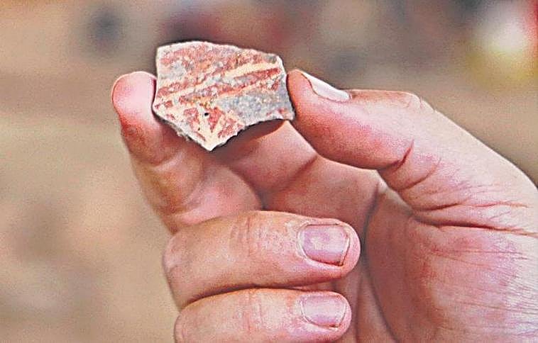 Trozo de cerámica hallado.