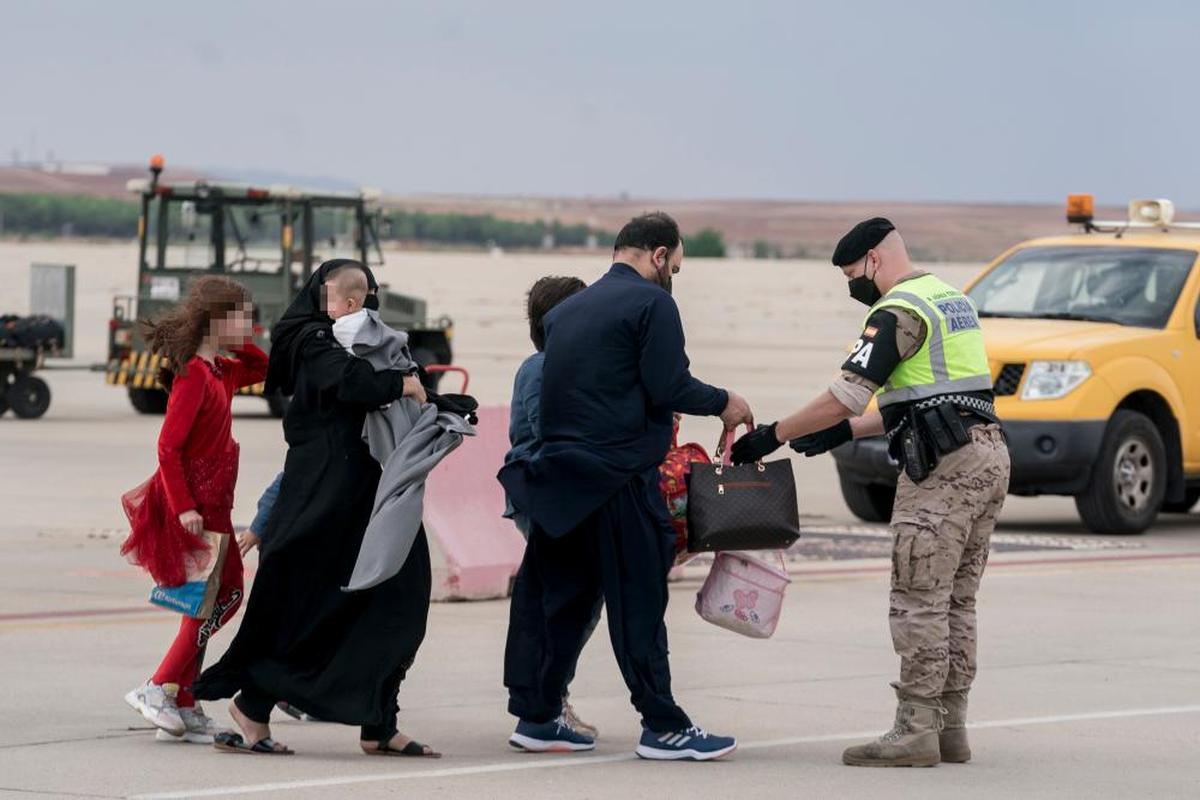 Refugiados afganos a su llegada a la base de Torrejón.