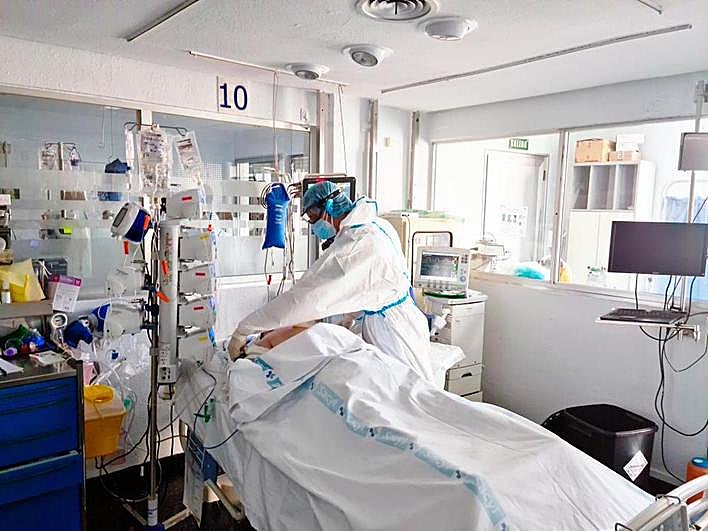 Un paciente covid en la UCI del Hospital de Salamanca.