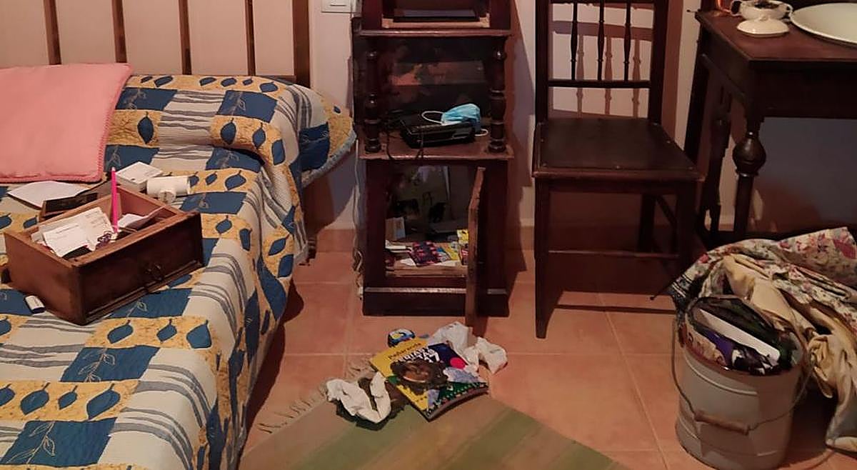 Los ladrones dejaron revueltos cajones y muebles en todas las estancias de la casa.