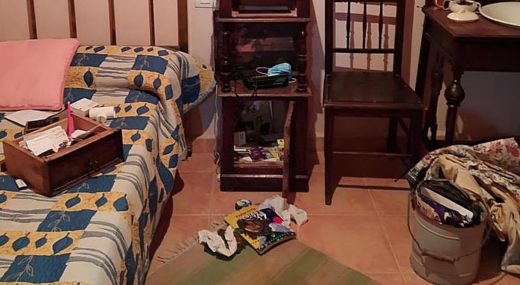 Los ladrones dejaron revueltos cajones y muebles en todas las estancias de la casa.