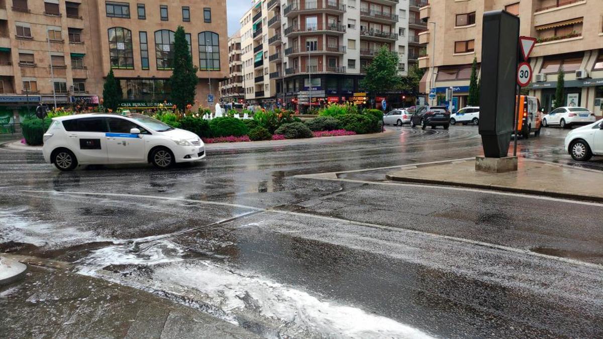 La rotonda de Puerta Zamora con espuma. | LAYA