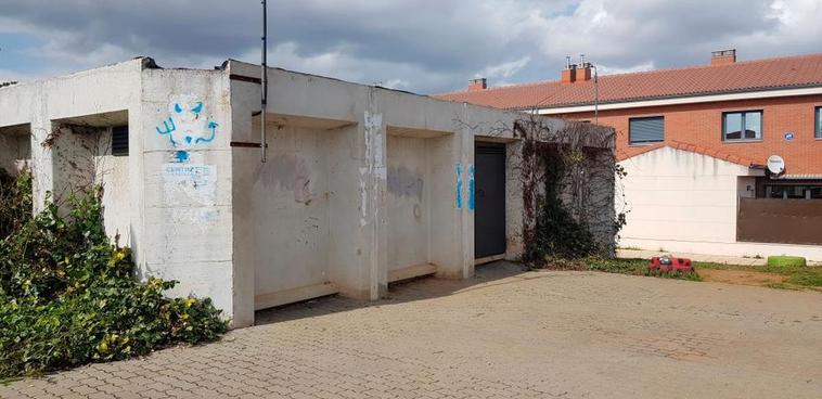 El principal depósito de agua de Doñinos, junto a la travesía.