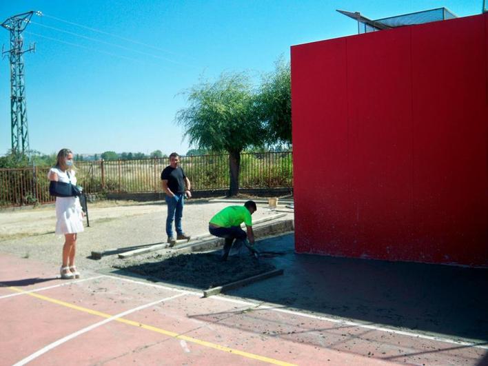 La concejala de Fomento, Marta Labrador, durante la visita a las obras del pabellón del colegio San Blas.