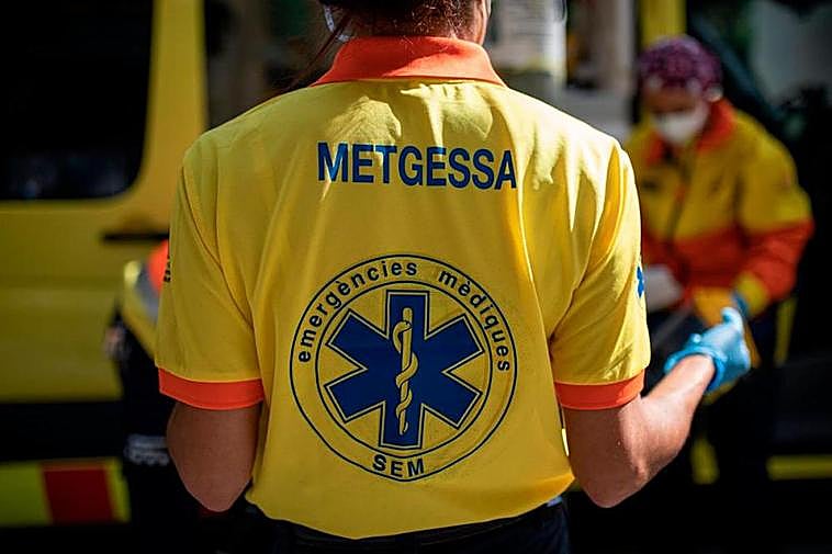 Diez dotaciones de los Bombers siguen en la casa para averiguar el origen de la fuga.