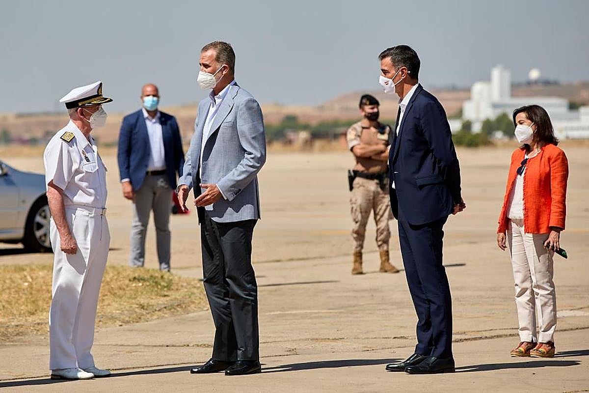 El Rey Felipe VI  y el presidente Pedro Sánchez saludan a su llegada a Torrejón.