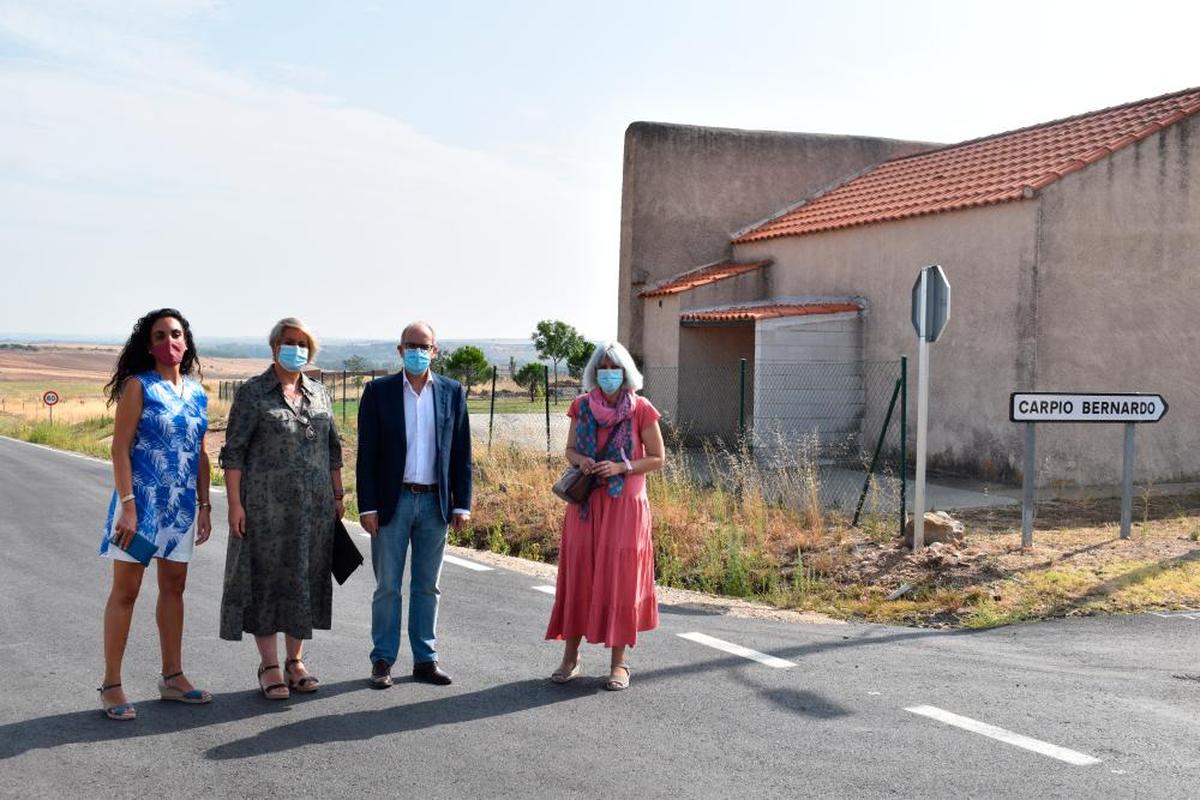 María Hernández, Inés Martín, Javier Iglesias y Eva Picado durante la visita de las obras realizadas en el tramo de Villagonzalo y Carpio Bernardo.