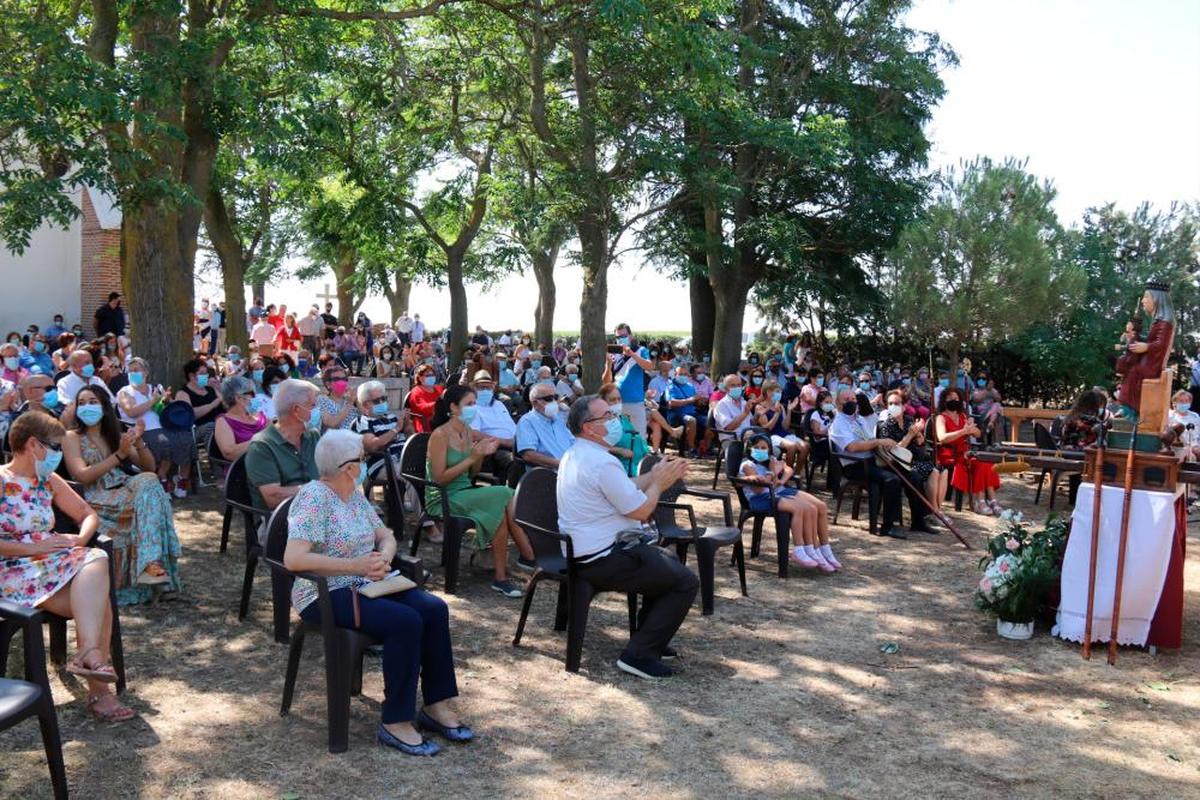 Cientos de fieles llenaron el recinto ajardinado de la ermita del Hinojal para presenciar el remate de banzos y la eucaristía.