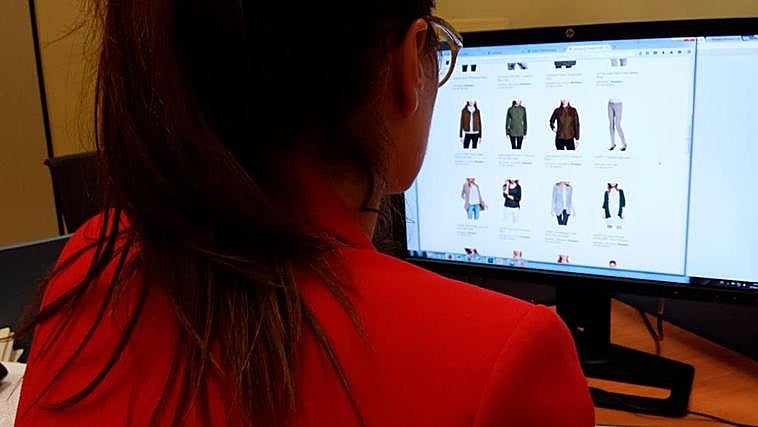 Una joven busca en una plataforma de venta online de ropa.