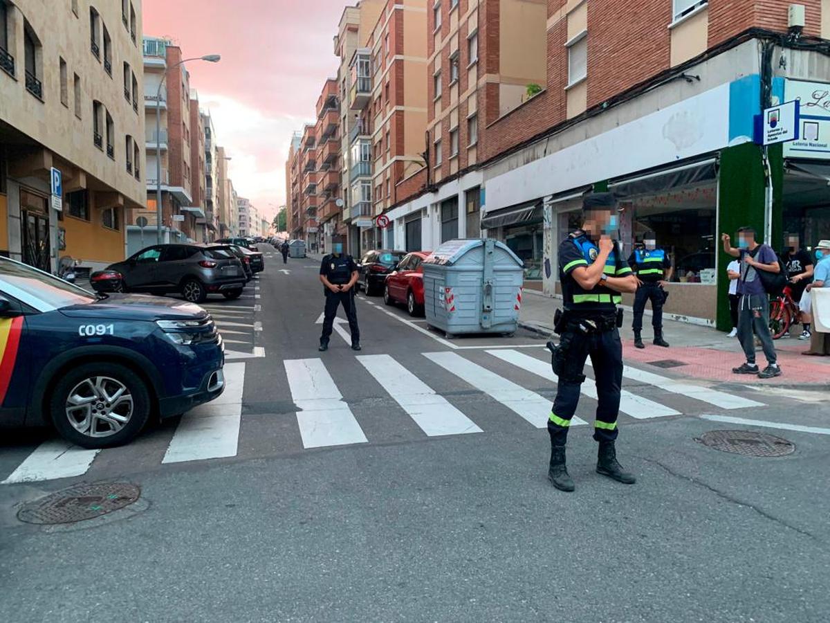 Los agentes cortando la calle Lazarillo de Tormes.