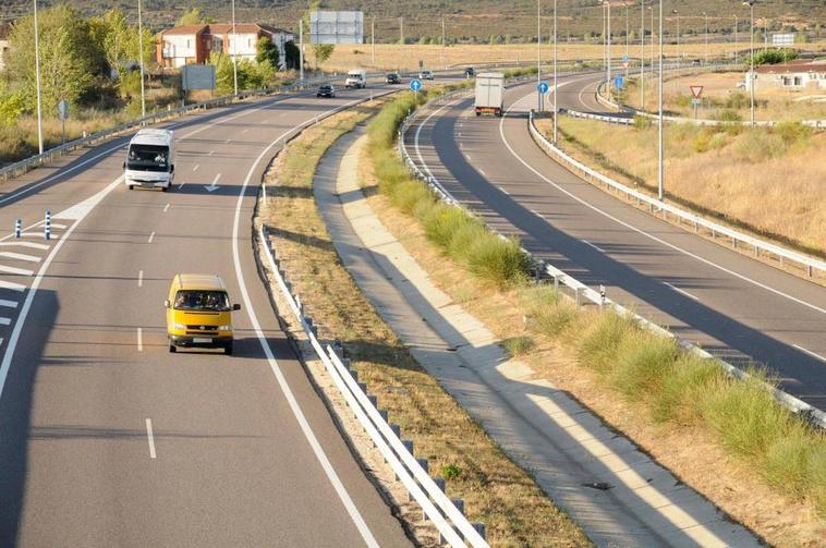 El carril izquierdo solo se puede utilizar para adelantar o si las circunstancias lo necesitan.