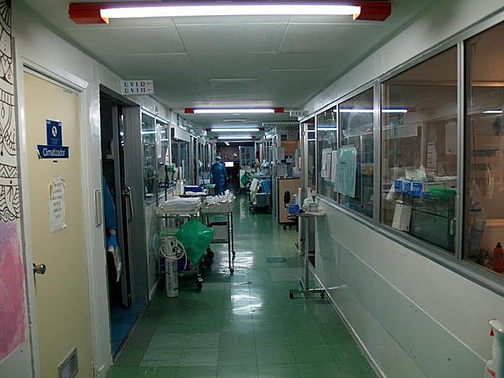 Pasillos de las ucis del Hospital Clínico