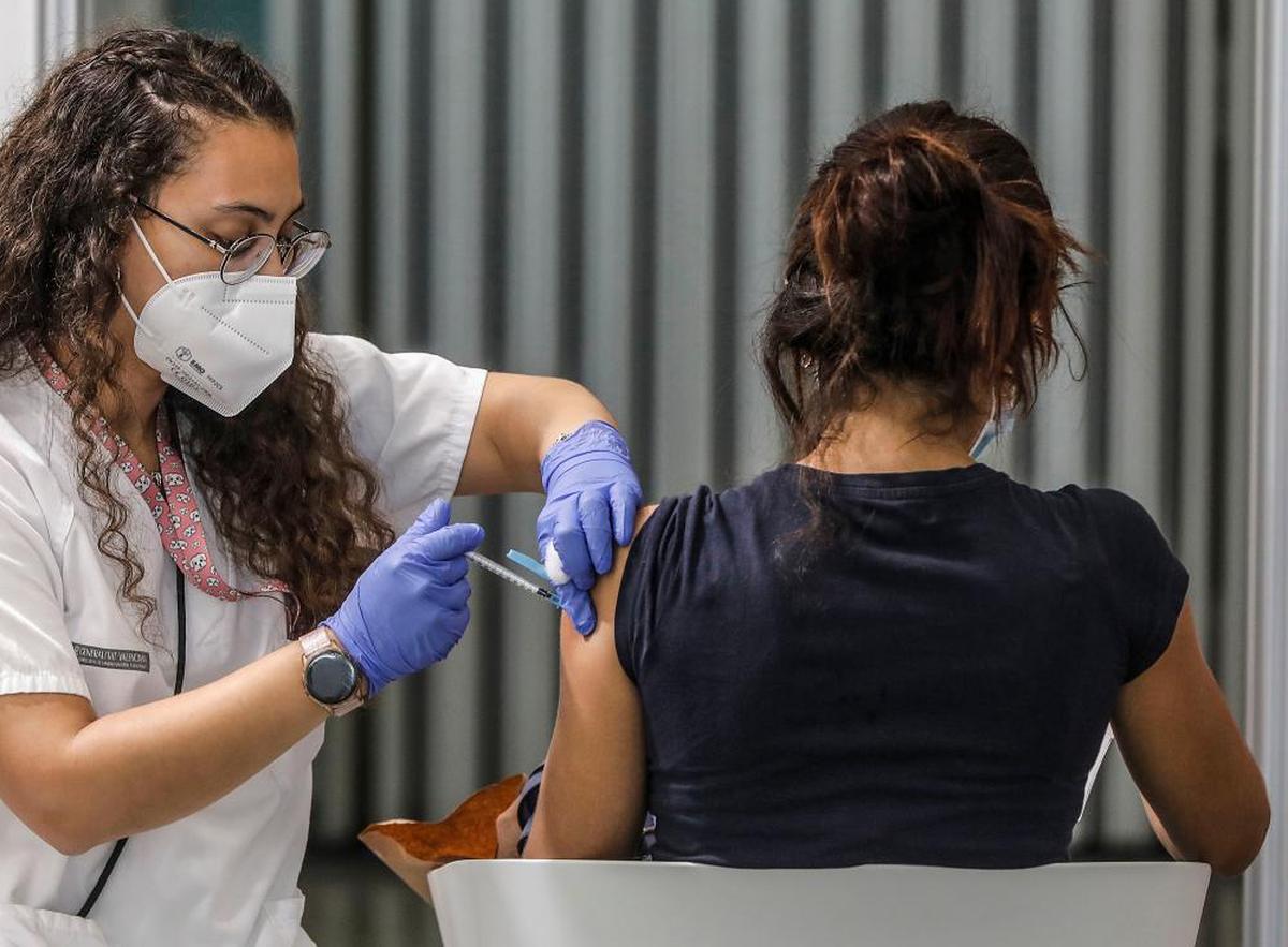 Una mujer recibe la vacuna contra la covid-19.