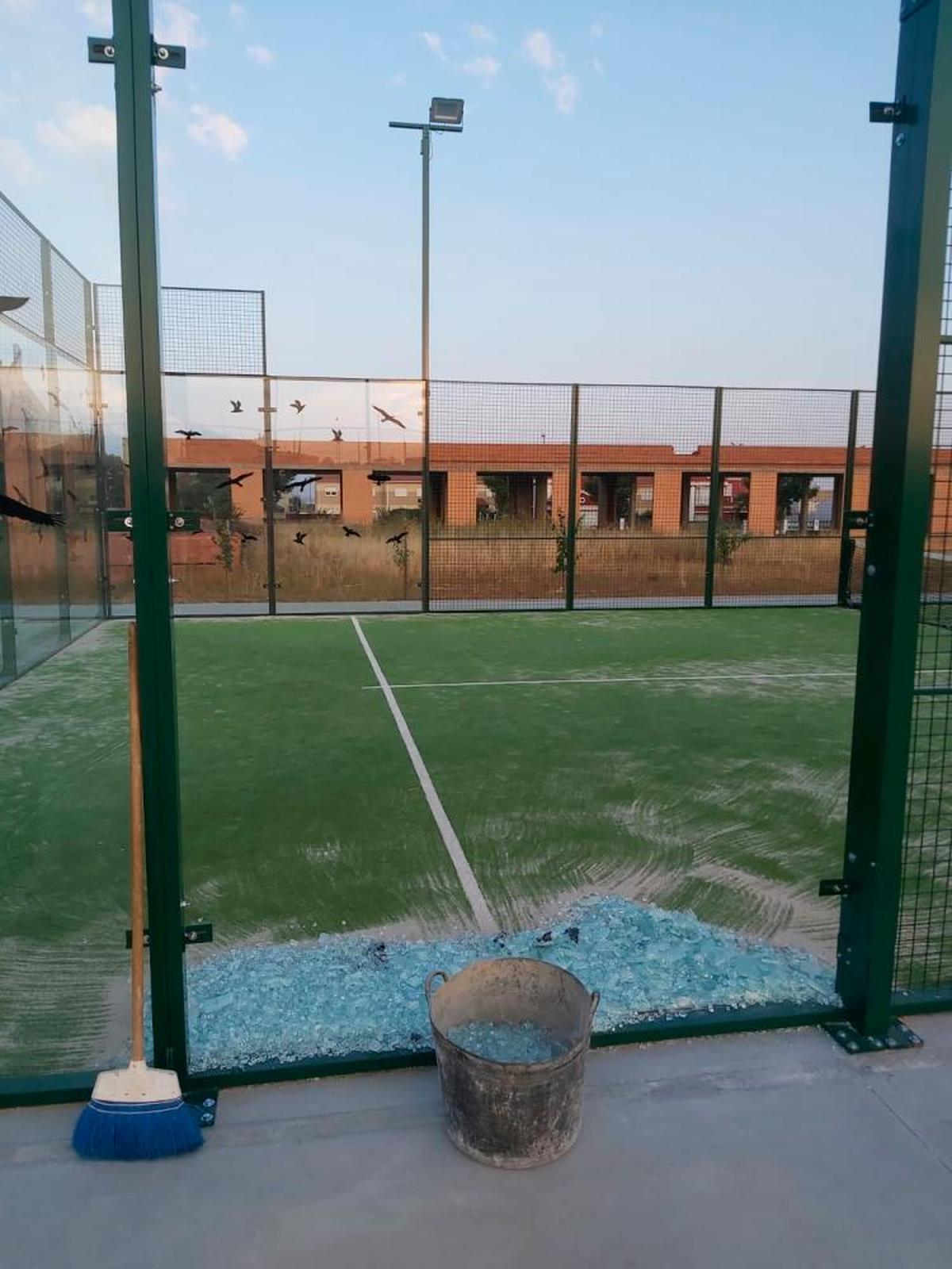 La puerta de cristal de la nueva pista de pádel de Doñinos hecha añicos